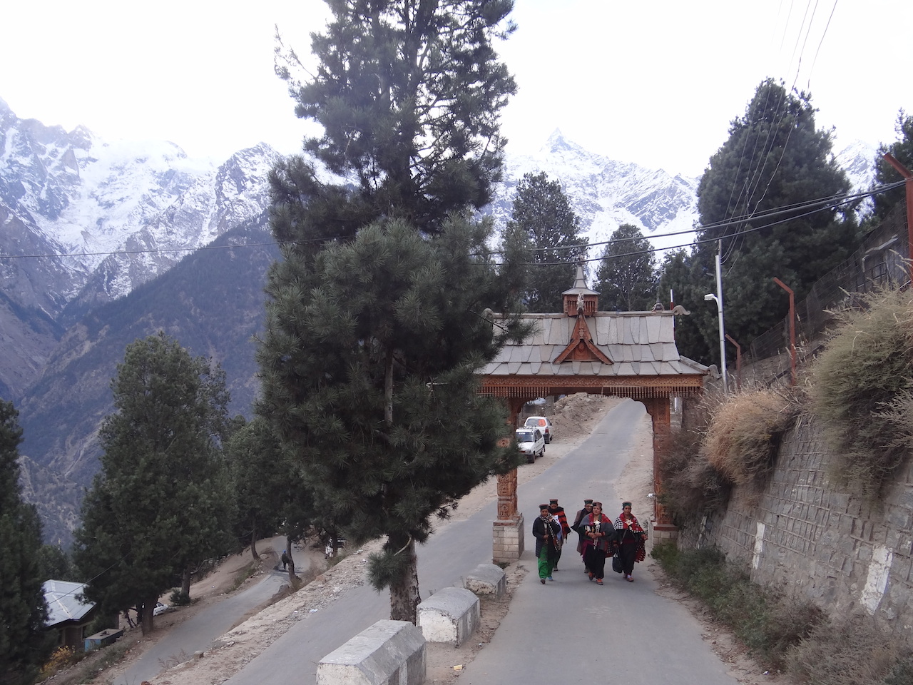 Fot. 8 W drodze do Kothi Devi, Rekong Peo, Kinnaur, kobiety w kinnaurskich strojach
